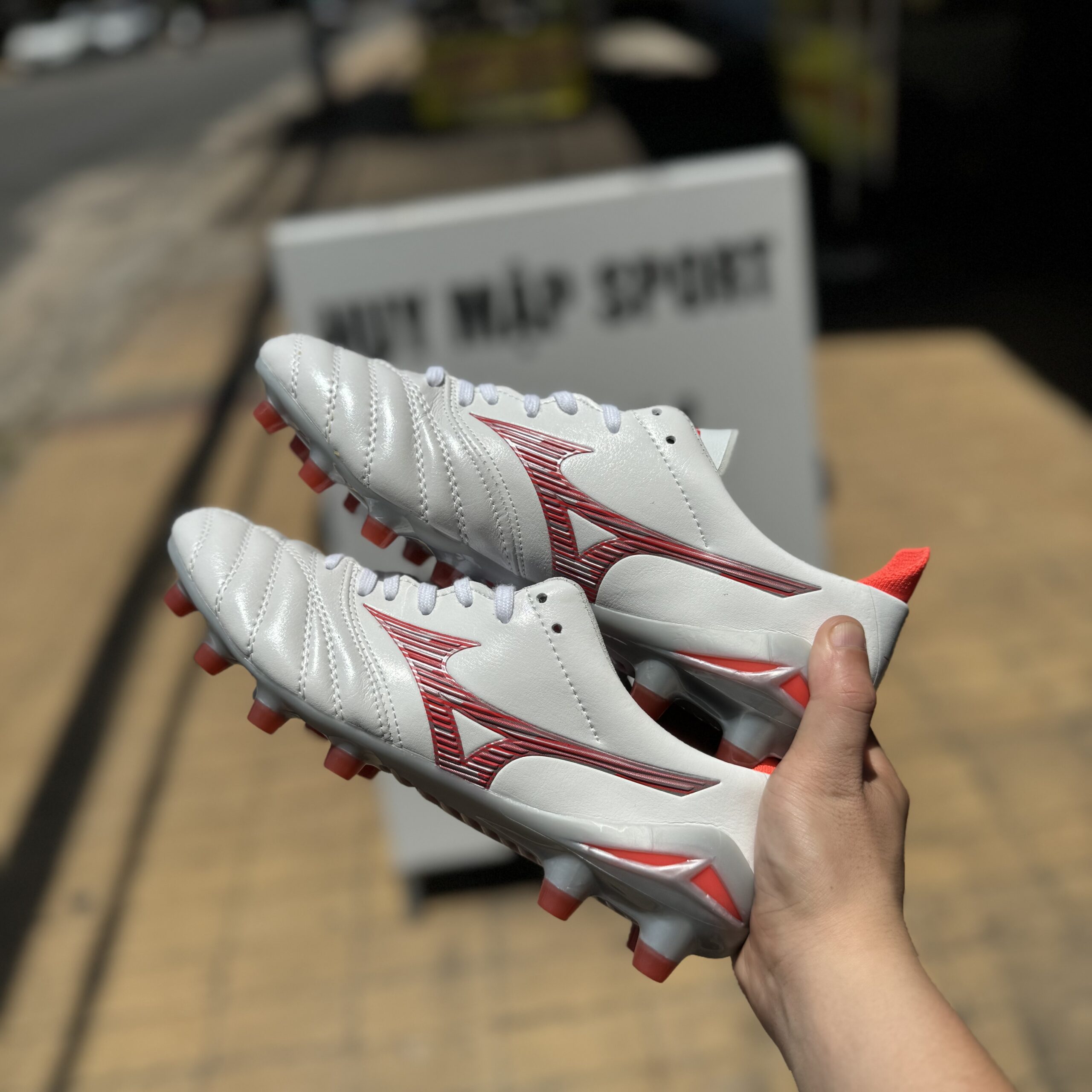 Giày Bóng Đá Cỏ Tự Nhiên – Mizuno Neo 4 Trắng Vệ Đỏ Japan FG